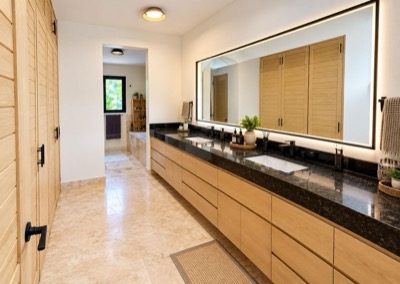 En-suite bathroom with a Jacuzzi tub and shower